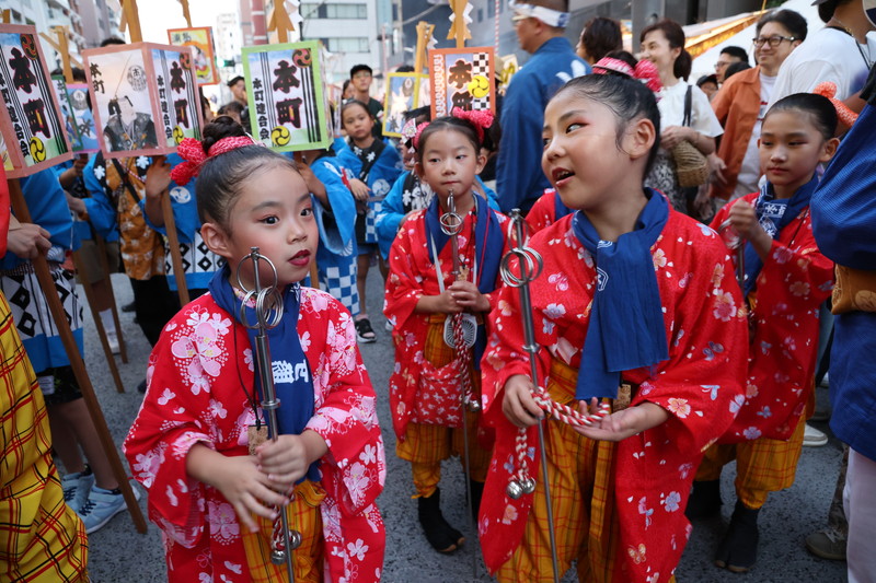 仲良し手古舞の少女