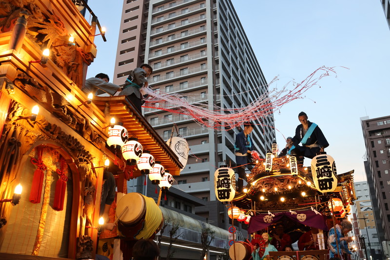 祭りの華天空へなびく